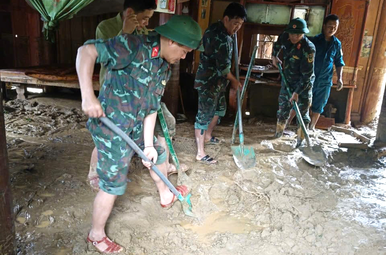 Nhiều ngôi nhà bị đất đá tràn vào - Ảnh: Hoàng Anh