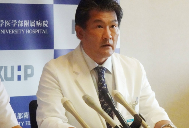 Takashi Kobayashi, giáo sư khoa tiết niệu của Bệnh viện Đại học Kyoto, phát biểu tại một cuộc họp báo ở Kyoto vào thứ Hai.