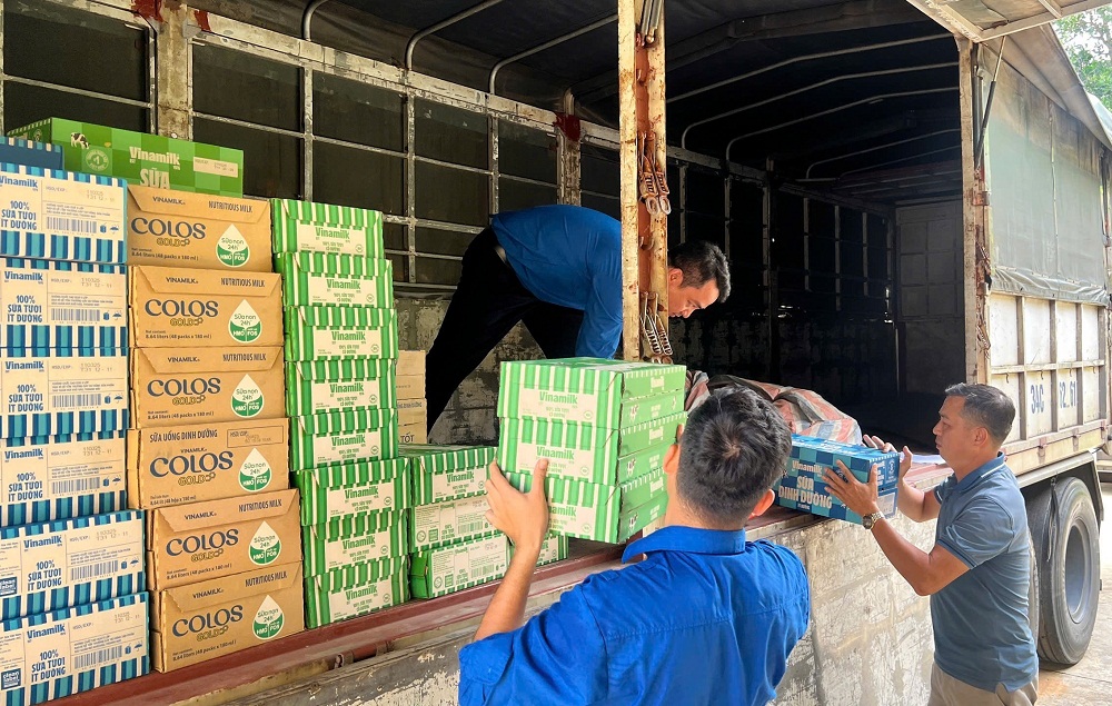 Tính đến thời điểm này, Vinamilk đã chuyển được 3 đợt sản phẩm từ chương trình hỗ trợ các tỉnh miền Bắc và vẫn còn đang tiếp tục - Ảnh: Vi Nam