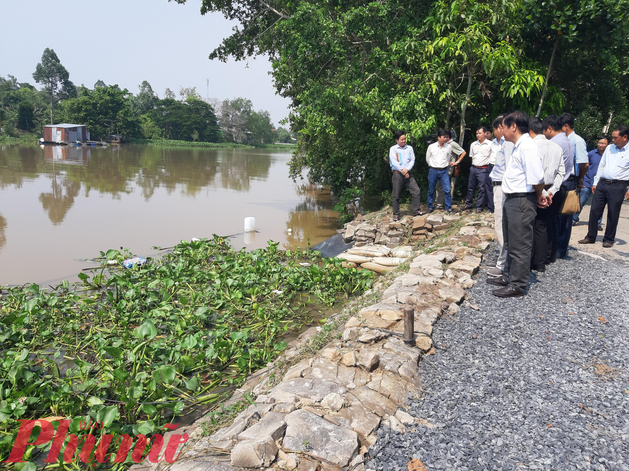 Một công trình đê bao ngăn lũ và phòng chống sạt lở ở huyện Cao Lãnh, tỉnh Đồng Tháp 