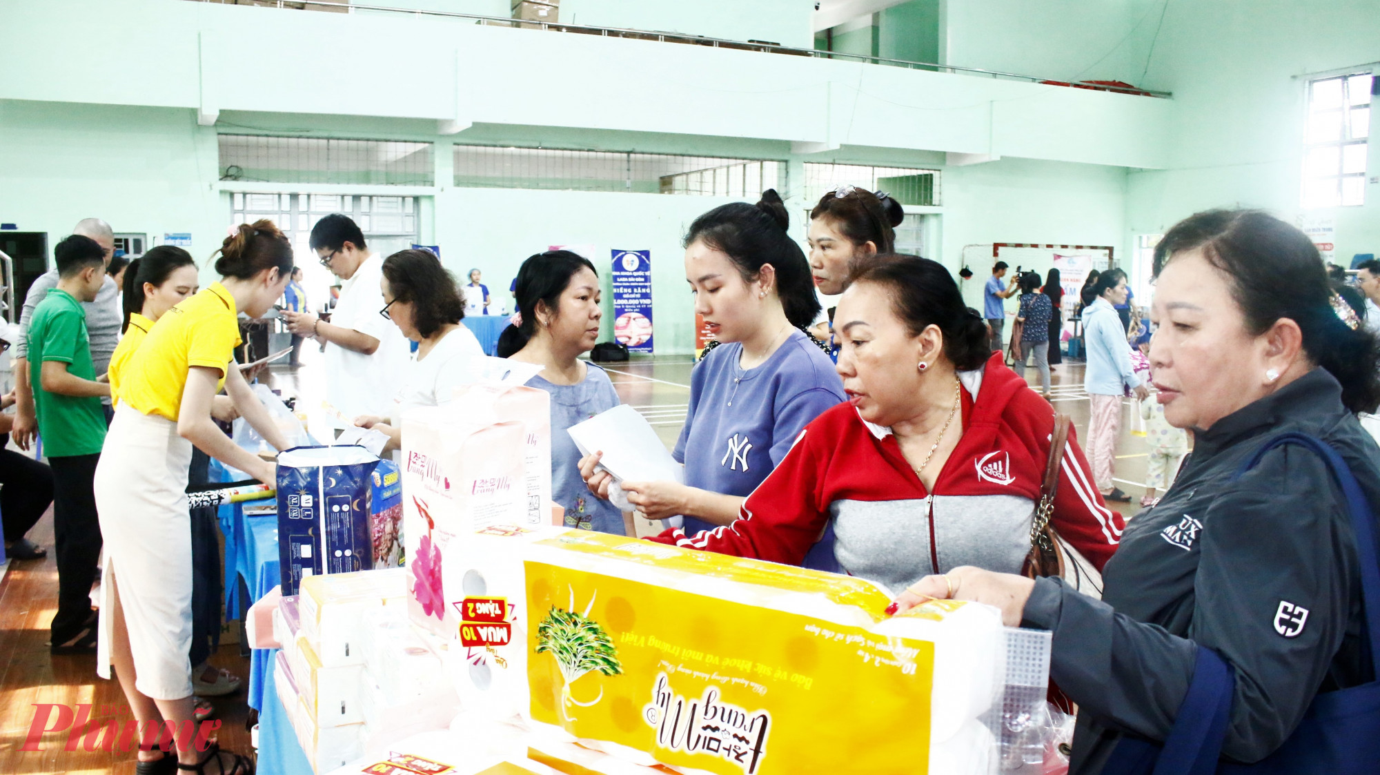 Các gian hàng sản phẩm khởi nghiệp hàng Việt được đông đảo chị em phụ nữ tham gia mua sắm