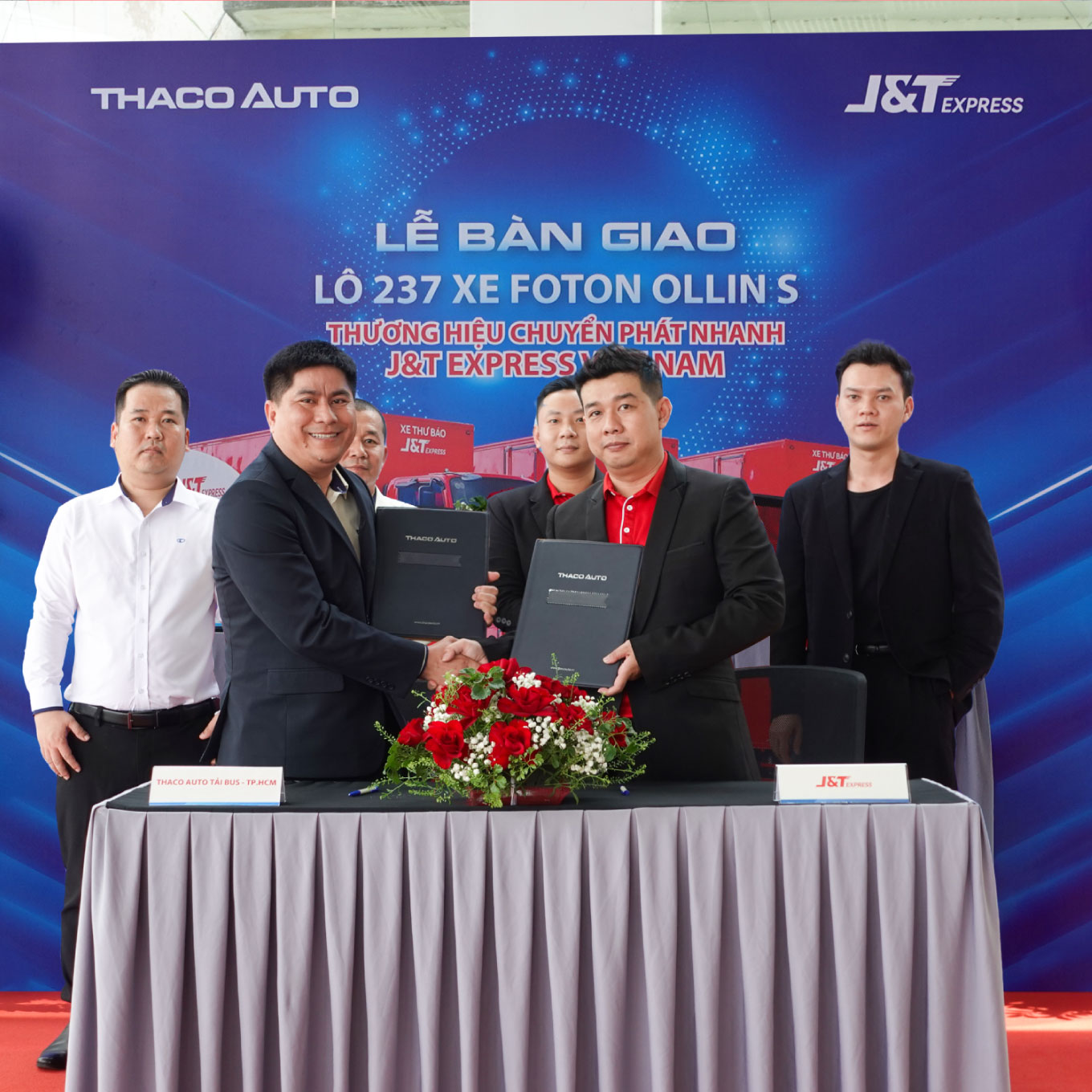 Đại diện THACO AUTO (bên trái) và đại diện J&T Express tại lễ bàn giao - Ảnh: THACO AUTO