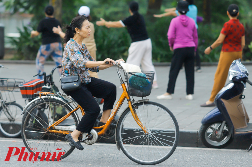 Trong đợt này, nhiệt độ chỉ lạnh ở thời điểm sáng sớm và đêm muộn, nhiều người chỉ cần một lớp áo dài tay để di chuyển trên đường.