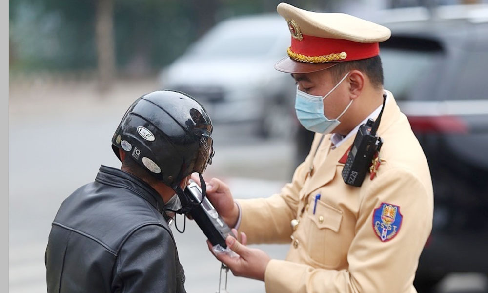  Bộ Công an đề xuất giữ nguyên mức phạt tiền đối với hành vi vi phạm nồng độ cồn, đồng thời áp dụng trừ điểm thay vì tước GPLX - Ảnh: F.B