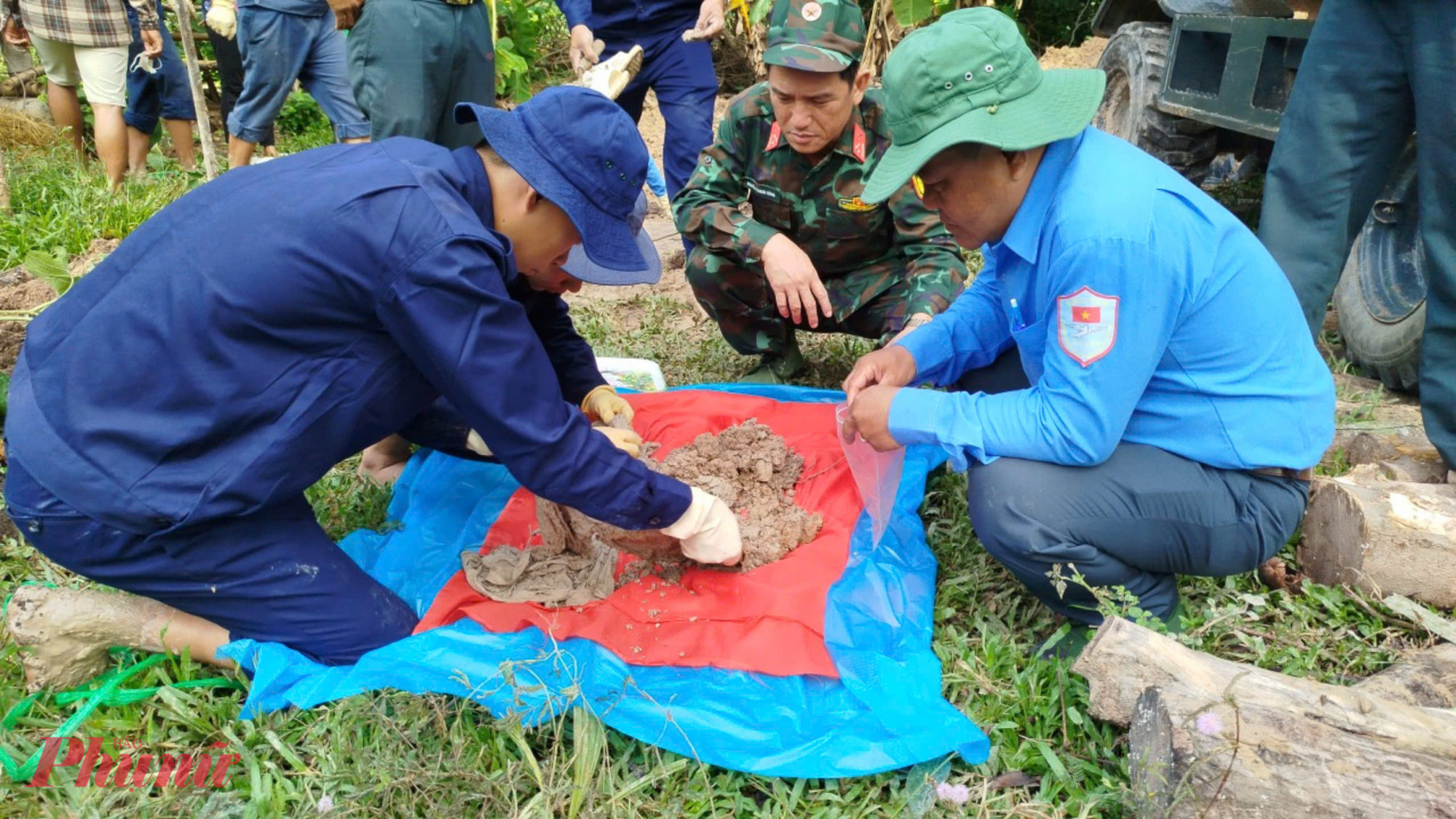 Đội K92 đang cất bốc các hồi cốt liệt sĩ vừa phát hiện được tại huyện Kiên Lương - Ảnh: Phương Vũ