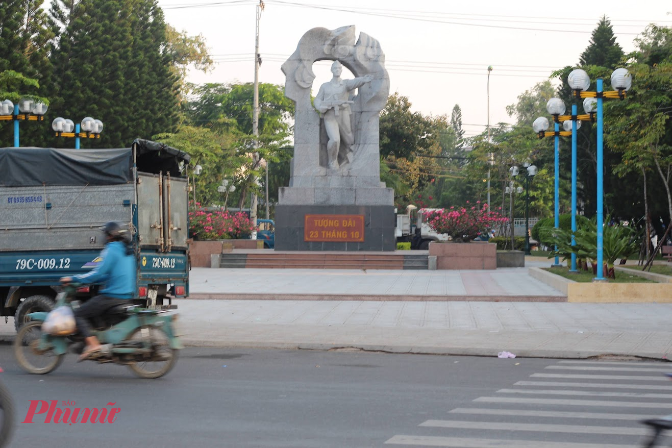 Di chuyển trong nội thành Nha Trang Theo cập nhật mới nhất của Cẩm nang du lịch MIA Go! thì Nha Trang có nhiều dịch vụ cho thuê xe máy cũng như nhiều hãng taxi hay tuyến đường xe buýt hoạt động sôi nổi nhằm phục vụ du lịch. Thậm chí nơi đây còn có dịch vụ thuê cano hoặc tàu để khám phá các đảo xung quanh.  - Thuê xe máy: Thuê xe máy là cách linh hoạt và thuận tiện để bạn khám phá thành phố. Giá cho thuê xe máy ở Nha Trang dao động từ 100.000 - 150.000 VND/ ngày. Bạn có thể liên hệ với khách sạn nơi bạn lưu trú hoặc các dịch vụ thuê xe để có được mức giá và dịch vụ tốt nhất.  - Taxi: Là lựa chọn phổ biến cho những ai không muốn tự lái. Một số hãng taxi uy tín ở Nha Trang bao gồm Mai Linh, Nha Trang Taxi hay Emasco Taxi… Một bí quyết đi taxi ở đây đó là hãy xác nhận lại giá cước với bác tài trước khi lên xe nhé.  - Xe buýt: Đây là lựa chọn tiết kiệm, thân thiện với môi trường và cho phép bạn trải nghiệm cuộc sống địa phương. Nha Trang có nhiều tuyến xe bus đi quanh thành phố, tới sân bay và các điểm du lịch với giá chỉ từ 7.000 VND/ vé.  - Cano và tàu: Để khám phá các đảo và vùng biển xung quanh Nha Trang, cano và tàu là lựa chọn không thể thiếu. Nếu bạn đi du lịch theo nhóm nhỏ, việc đi ghép với các đoàn khác sẽ tiết kiệm chi phí hơn. Còn nếu đi theo nhóm lớn, việc thuê riêng tàu hoặc cano sẽ mang lại sự thoải mái và tự do hơn trong hành trình của bạn.