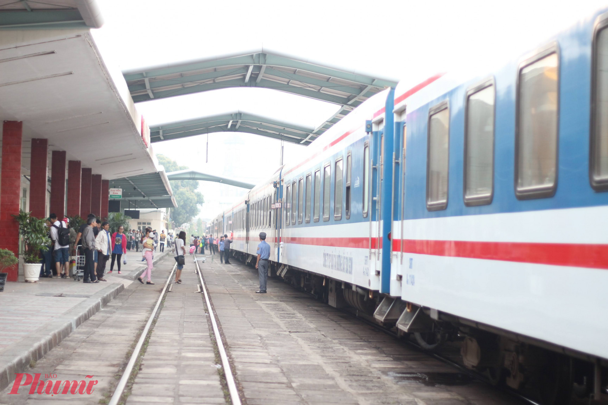 Cách di chuyển đến Nha Trang Du lịch Nha Trang trong 4 ngày 3 đêm là một trải nghiệm đáng nhớ và việc chọn phương tiện di chuyển phù hợp sẽ giúp chuyến đi của bạn trở nên thuận lợi hơn. Dưới đây là các lựa chọn di chuyển đến Nha Trang cùng với những mẹo và thông tin chi tiết giúp bạn lên kế hoạch cho chuyến đi của mình dễ dàng hơn.  1.2.1 Máy bay Đây là phương tiện nhanh nhất để đến Nha Trang. Các hãng hàng không như Vietjet Air, Vietnam Airlines và Jetstar cung cấp đường bay từ Hà Nội và TP.HCM đến sân bay Cam Ranh với thời gian chỉ từ 1-2 giờ. Từ sân bay Cam Ranh, cách trung tâm thành phố Nha Trang khoảng 35km, bạn có thể lựa chọn xe bus hoặc taxi để tiết kiệm chi phí di chuyển.  - Giá vé máy bay Hà Nội - Nha Trang: từ 850.000 - 2.000.000 VND/ chiều và 1.500.000 - 3.200.000 VND/ khứ hồi.  - Giá vé máy bay Sài Gòn - Nha Trang: từ 400.000 - 1.300.000 VND/ chiều và 600.000 - 2.000.000 VND/ khứ hồi.  1.2.2 Xe khách Xe khách là sự lựa chọn kinh tế cho những ai muốn tiết kiệm. Xe khách giường nằm chạy qua Nha Trang từ nhiều điểm khác nhau, thời gian di chuyển phụ thuộc vào điểm xuất phát của bạn.  Từ Hà Nội, bạn sẽ mất khoảng 26 tiếng để đến được thành phố Nha Trang với giá vé từ 500.000 - 620.000 VND/ chiều/ giường.  Từ Sài Gòn thì bạn chỉ mất khoảng 7-8 tiếng với giá vé từ 170.000 - 230.000 VND/ chiều/ giường.