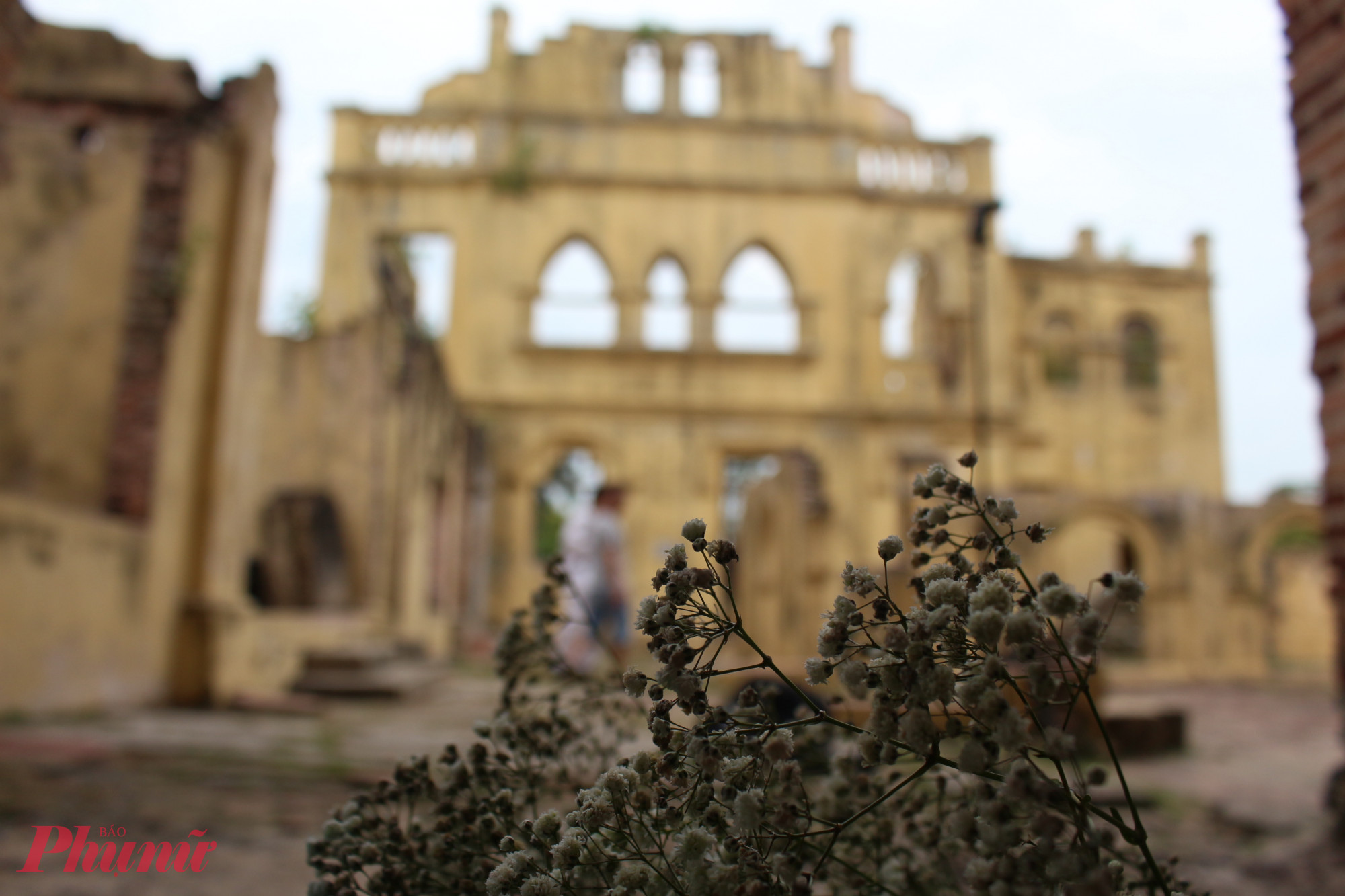 Theo bản thiết kế ban đầu, Kellie's Castle chỉ gồm một toà nhà 6 tầng. Đây cũng là công trình đầu tiên tại Malasysia được trang bị thang máy. Khi dịch cúm diễn ra, những người công nhân còn lại yêu cầu ông chủ xây thêm một ngôi đền để cầu xin sự che chở của bề trên.