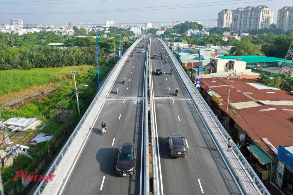 Ông Nguyễn Tín Nhiệm (ngụ phường Phước Long B, TP Thủ Đức) - cho biết, ông và người dân nơi đây rất vui mừng vì cầu đã hoàn thành sau gần 10 năm khởi công. Cầu thông xe giúp giảm bớt ùn tắc giao thông trong khu vực này vào giờ cao điểm - Ảnh: Vũ Quyền