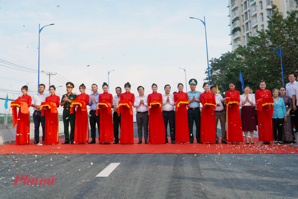 Các đại biểu thực hiện nghi lễ cắt băng khánh thành, chính thức thông xe dự án xây dựng cầu Nam Lý (thay thế đập Rạch Chiếc) nằm trên đường Đỗ Xuân Hợp, TP Thủ Đức - Ảnh: Vũ Quyền