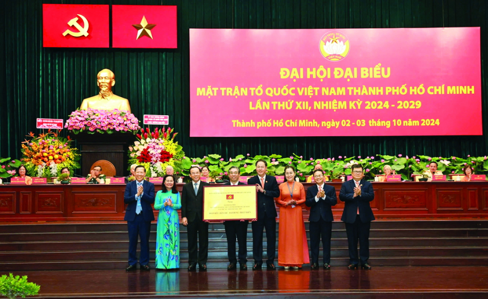 Ban Chấp hành Đảng bộ TPHCM tặng bảng đồng chúc mừng Đại hội Đại biểu MTTQ Việt Nam TPHCM lần thứ XII, nhiệm kỳ 2024-2029 ẢNH: DIỄM TRANG