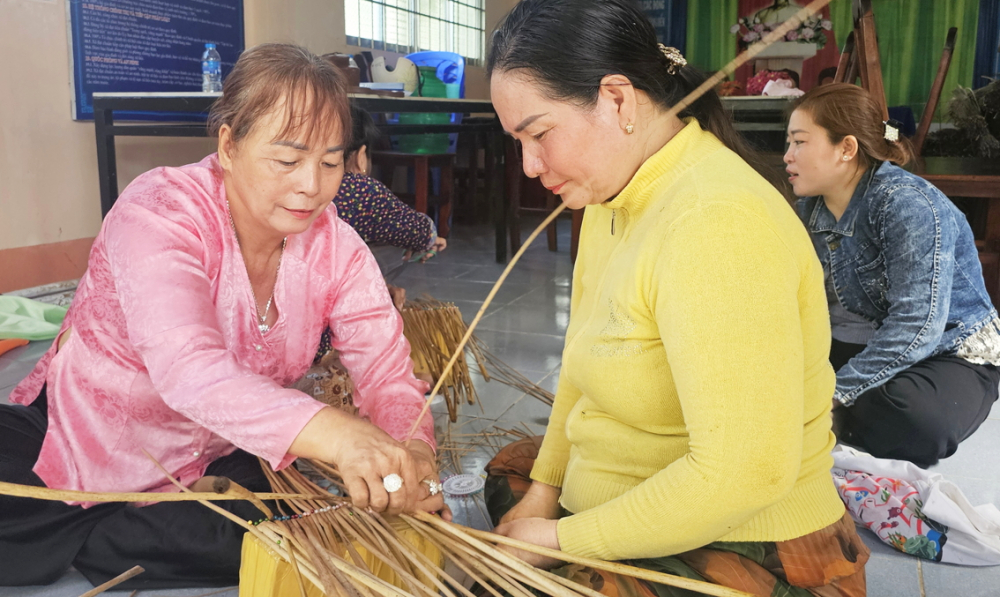 Chị Nguyễn Thị Phượng cầm tay chỉ việc cho các học viên tại ấp 11, xã Thới Bình, huyện Thới Bình - ẢNH: phú hữu