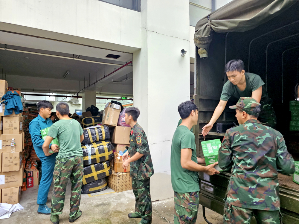 Hoạt động vận chuyển hàng hóa hỗ trợ đồng bào các tỉnh phía Bắc bị ảnh hưởng  bởi cơn bão Yagi tại trụ sở Ủy ban MTTQ Việt Nam TPHCM