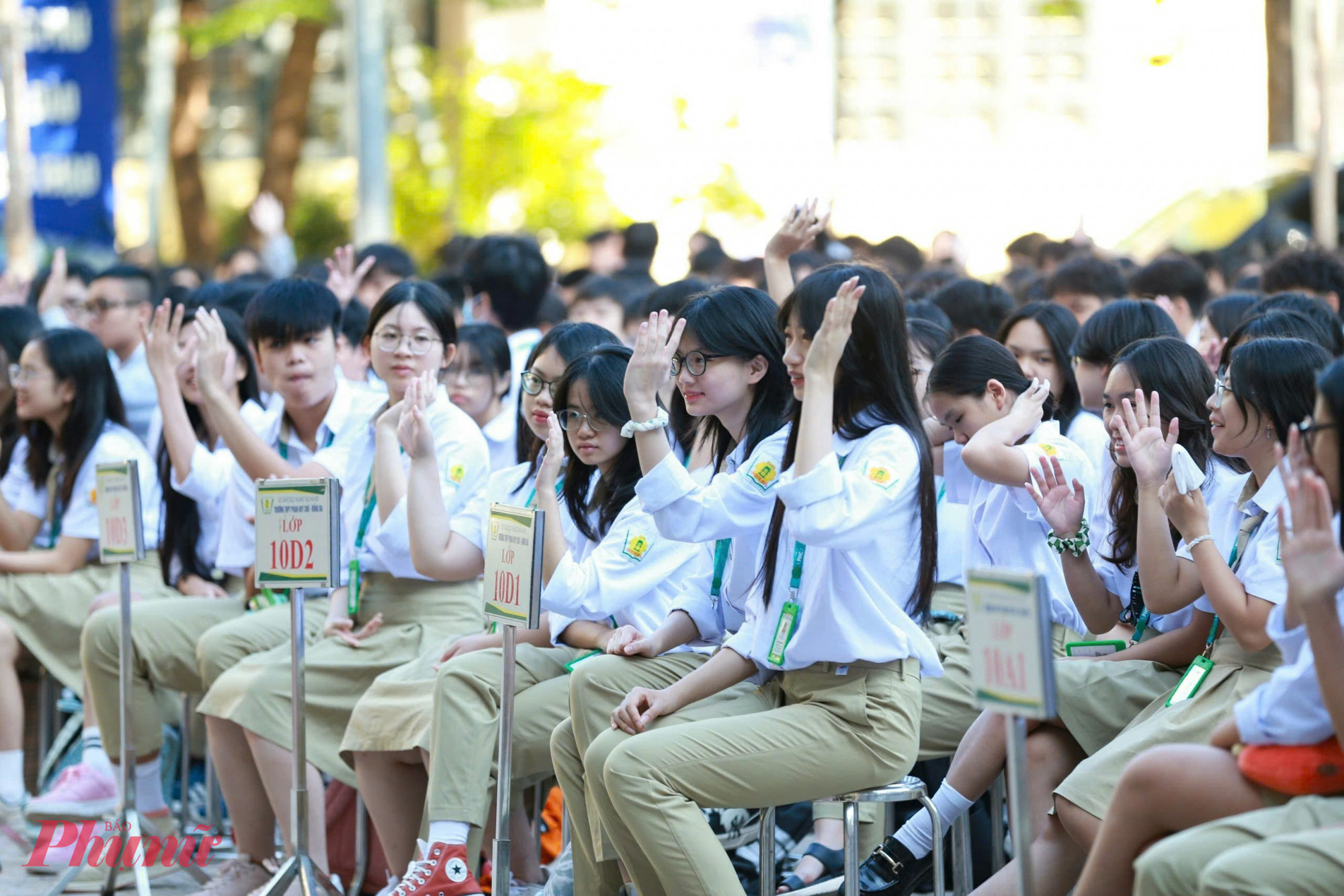 Học sinh trường THPT Phan Huy Chú hào hứng tham gia buổi tphoor biến kiến thức về trât tự, an toàn giao thông.