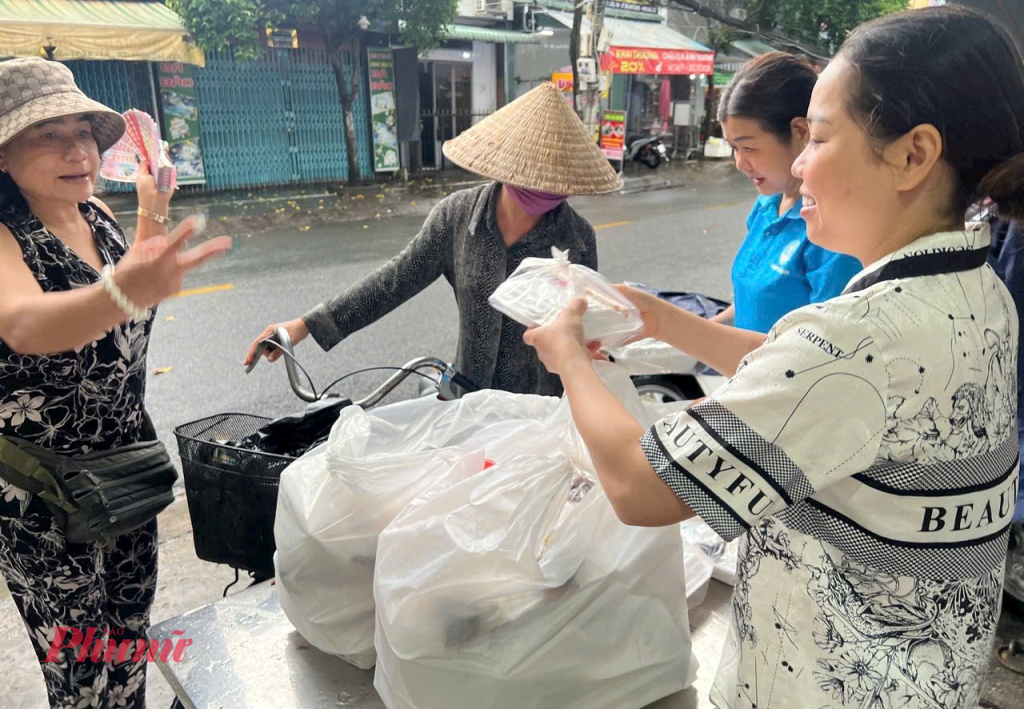 Phát tặng 300 suất cơm, bún, bánh mì chay