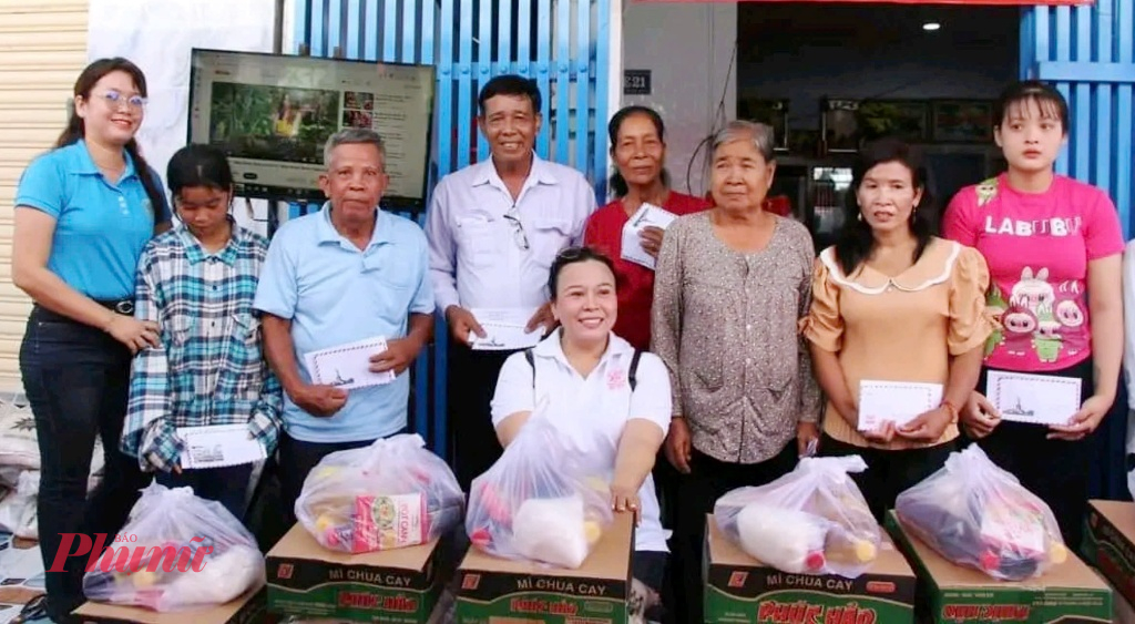 Tặng quà dịp mừng Lễ Sen Dolta của đồng bào dân tộc Khmer  ở xã Tân Long, TP Tân An