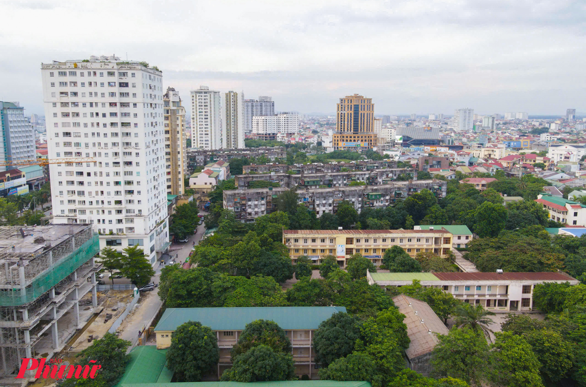 Khu chung cư Quang Trung (phường Quang Trung, TP Vinh, tỉnh Nghệ An) được CHDC Đức (nay là CHLB Đức) viện trợ xây dựng từ năm 1974, bắt đầu đưa vào sử dụng từ năm 1976. Khu chung cư này bao gồm 3 khu (A, B và C) với 21 nhà 5 tầng, được xây dựng trên diện tích hơn 17ha. 