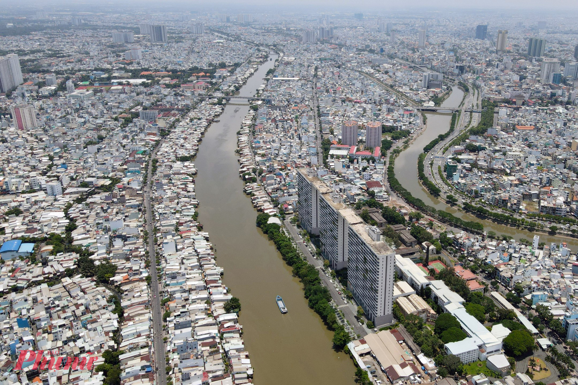 Kênh đôi trên địa bàn quận 8 TPHCM - Ảnh: Vũ Quyền