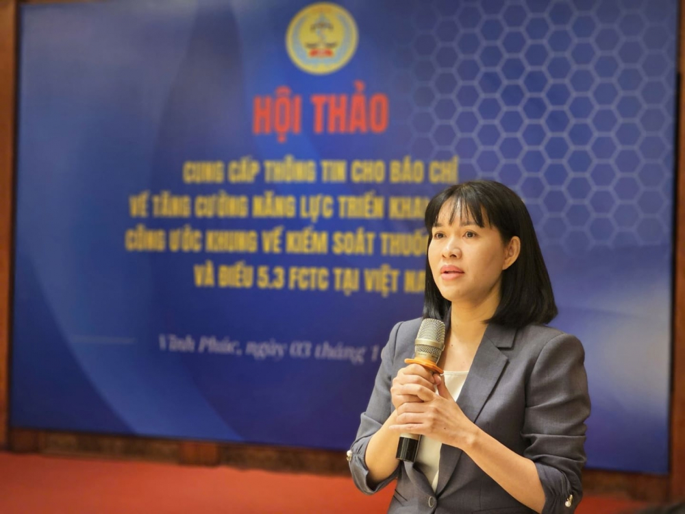 Bà Đinh Thị Thu Thủy phát biểu tại hội thảo