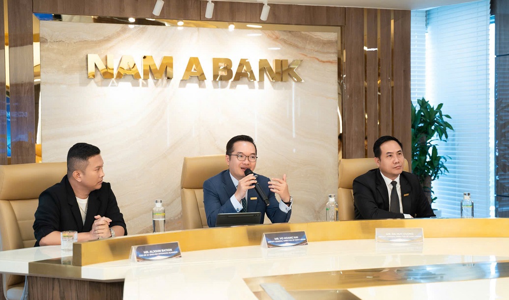 Các giám khảo thảo luận, đánh giá các dự án - Ảnh: Nam A Bank