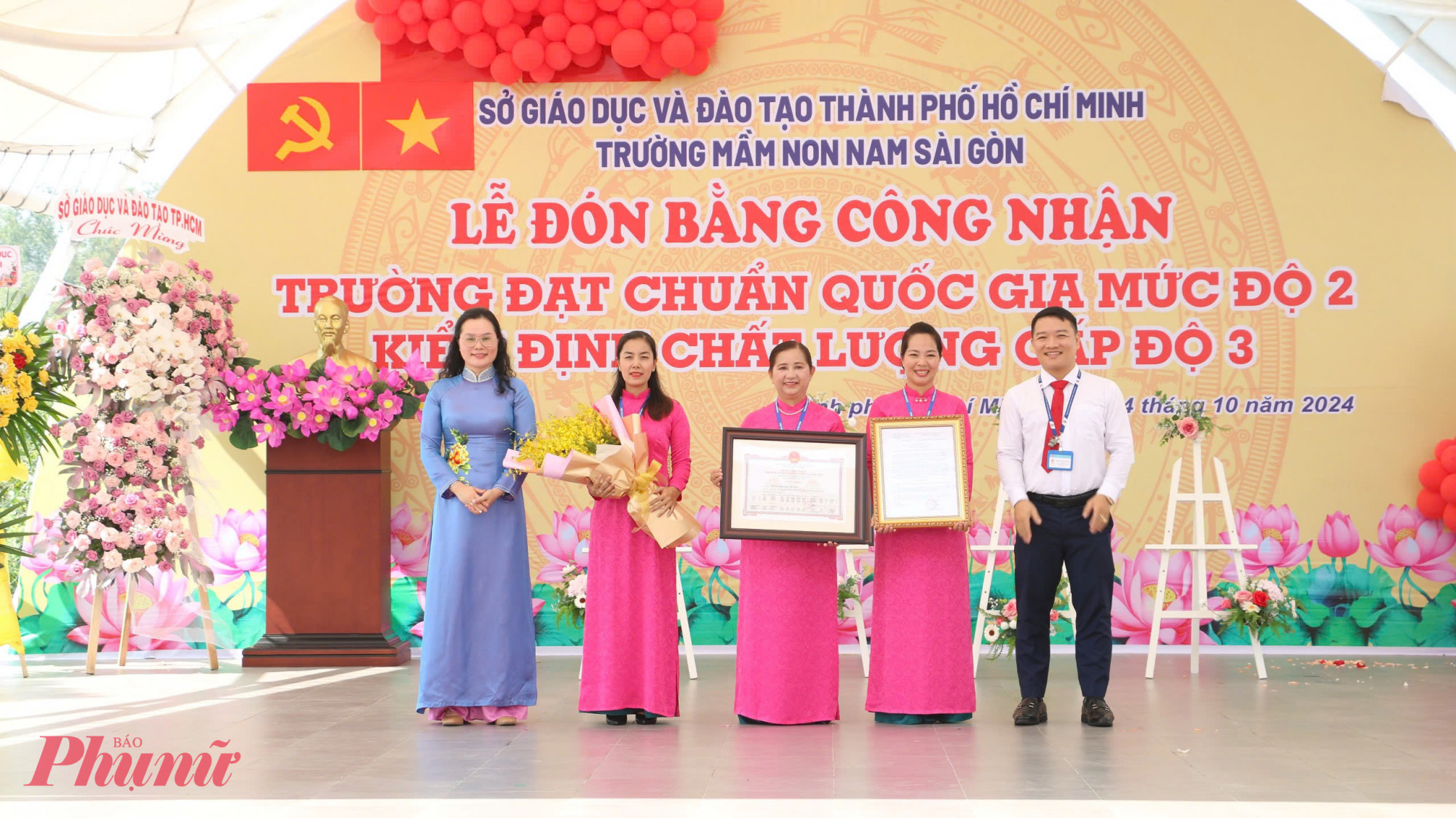 bằng công nhận đạt chuẩn quốc gia mức độ 2 cho lãnh đạo nhà trường - Ảnh: Trang Thư