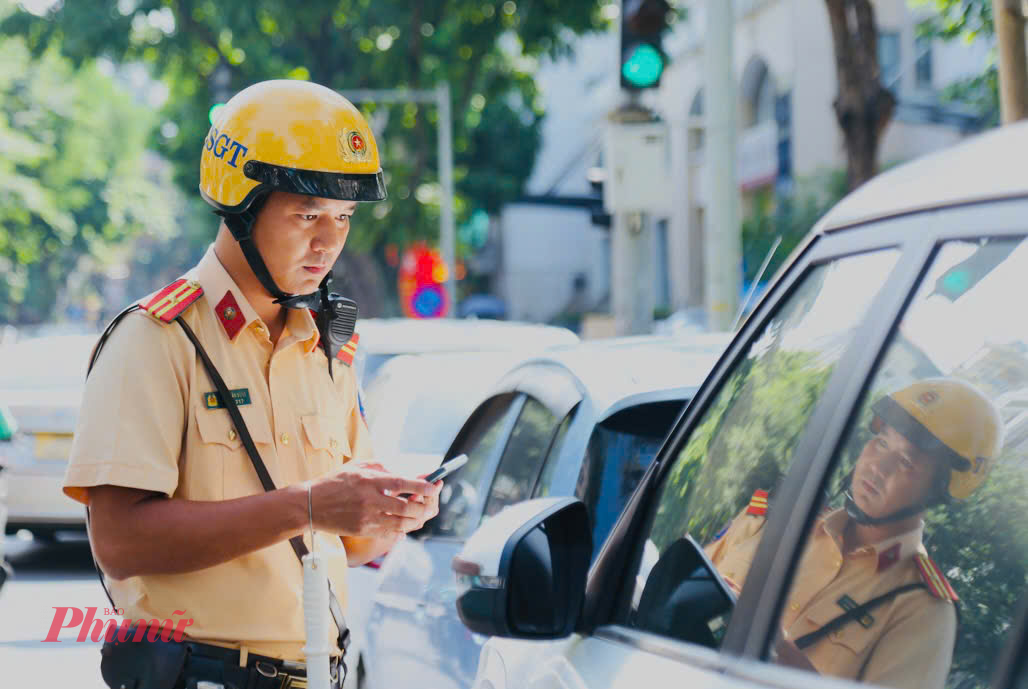 Lực lượng CSGT tuần tra, kiểm soát yêu cầu các phương tiện dừng, đỗ sai quy định nhanh chóng di chuyển tránh gây ùn tắc giao thông.