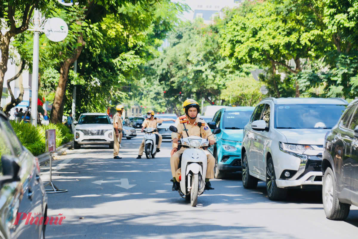 Bắt đầu từ 13h ngày 10/4, Phòng Cảnh sát giao thông Hà Nội cùng các đơn vị chức năng khác  triển khai lực lượng sẵn sàng bảo đảm an toàn giao thông, an ninh trật tự, phân luồng giao thông phục vụ chương trình 'Ngày hội Văn hóa vì hòa bình. 