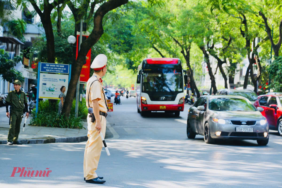 Bên cạnh đó, trong suốt thời điểm trước, trong và sau chương trình, lực lượng Cảnh sát giao thông cũng được tăng cường thực hiện nhiệm vụ tuần tra kiểm soát, triển khai lực lượng để ngăn chặn, giải tán các nhóm đua xe; kiểm tra xử lý các đối tượng tham gia đua xe, cổ vũ đua xe và gây rối trật tự công cộng, không để xảy ra các vụ việc phức tạp, giúp cho người dân được thưởng thức tiết mục an tâm, an toàn.