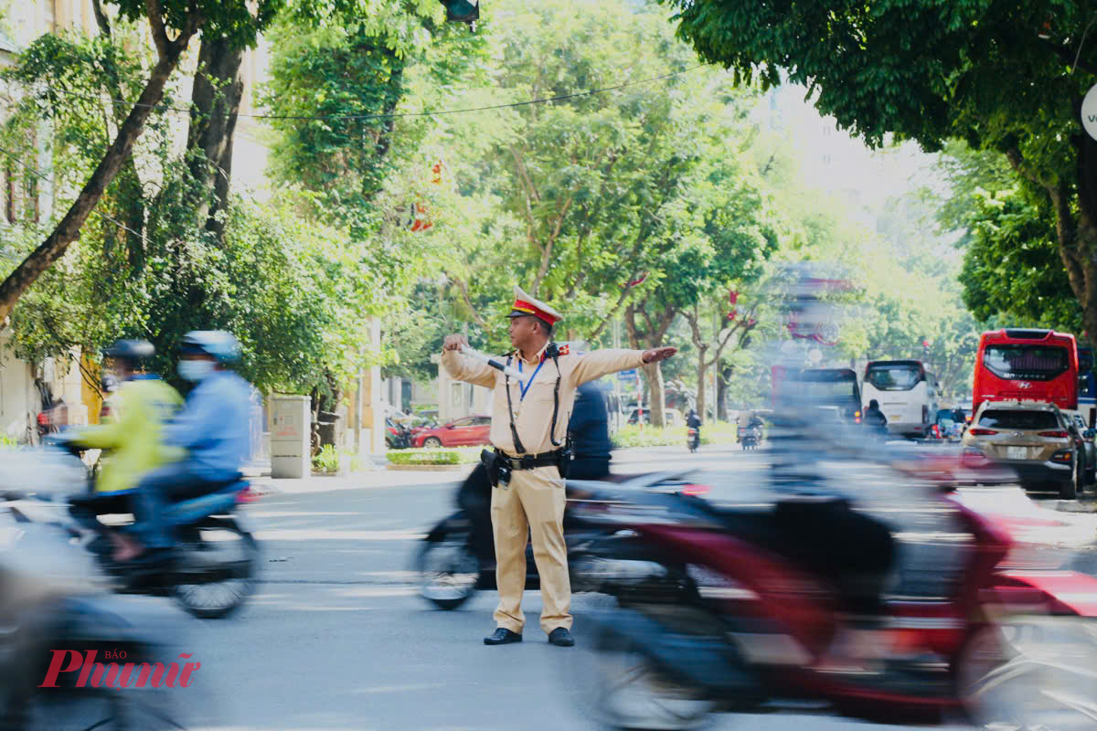 Tương tự, tại ngã tư Quang Trung - Hai Bà Trưng, lực lượng Cảnh sát giao thông có mặt tại những vị trí tập trung đông người dọc các tuyến giao thông có nguy cơ cao xảy ra ùn ứ và ùn tắc để điều tiết, phân luồng giao thông, tạo điều kiện cho người dân lưu thông an toàn, thuận lợi.