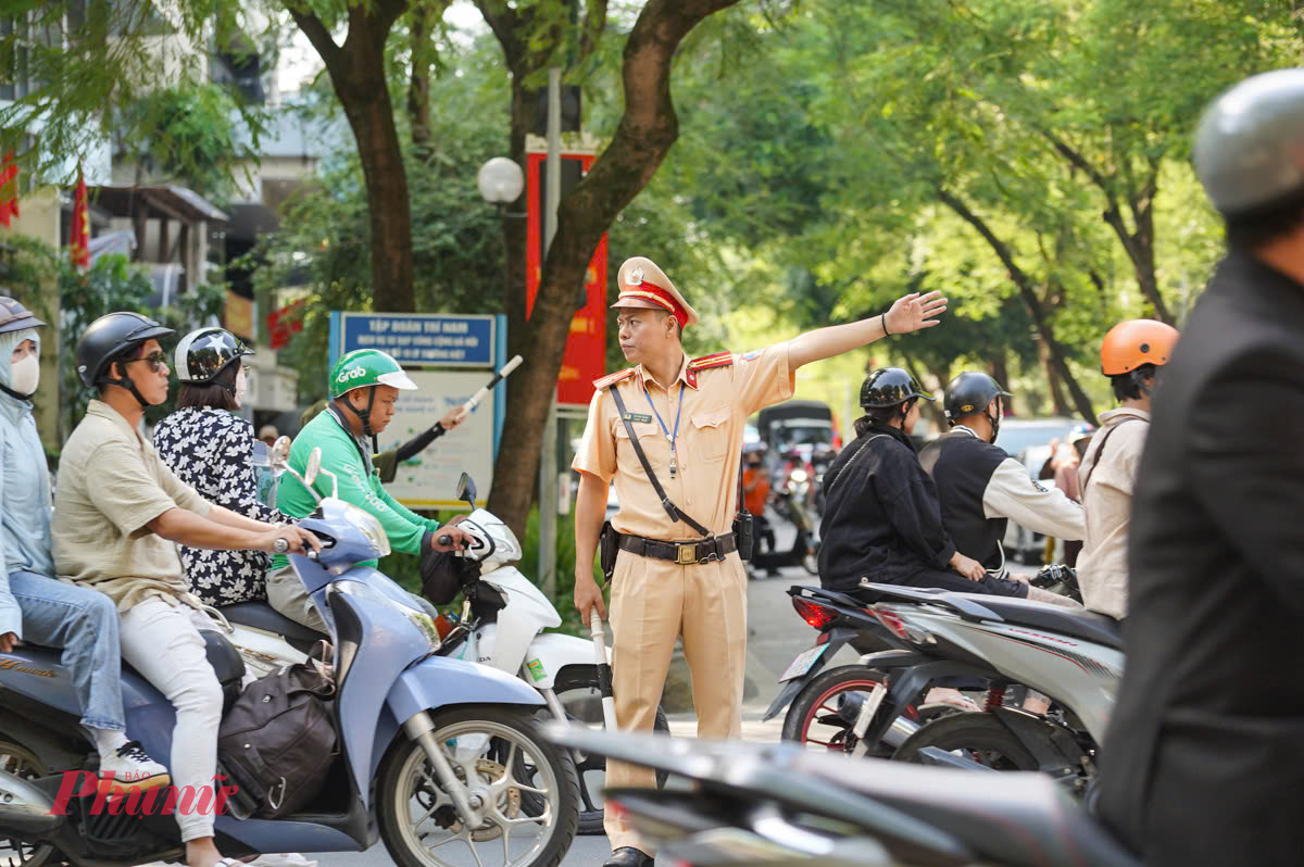 Ghi nhận tại ngã tư Phan Chu Trinh - Hai Bà Trưng cán bộ, chiến sĩ Đội Cảnh sát giao thông đường bộ số 1 tổ chức hướng dẫn phân luồng từ xa, điều tiết lưu lượng phương tiện giao thông tránh xảy ra tình trạng ùn tắc giao thông.