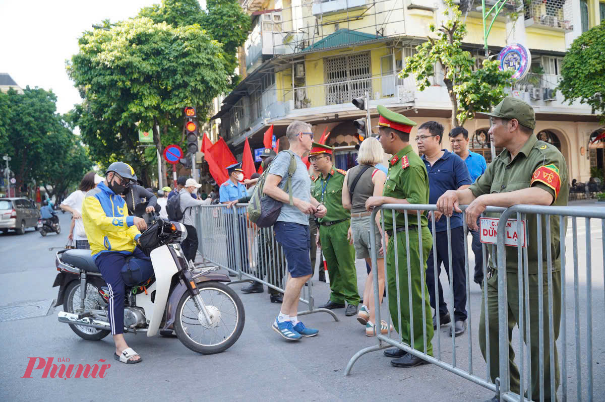 Lực lượng Công an địa bàn có mặt tại các lối ra, vào khu vực trung tâm  chương trình Ngày hội Văn hóa vì hòa bình  kiểm soát an ninh, trật tự.