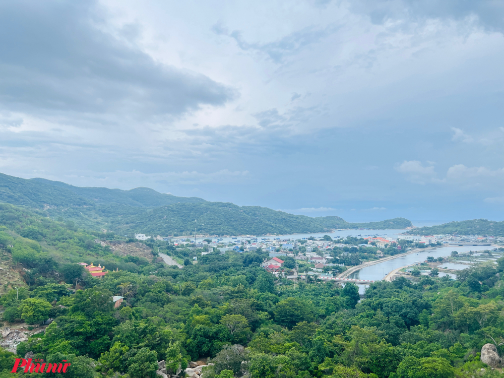 Bạn có từng nghe nói về một quán cà phê, nhà hàng nằm sâu trong suối Lồ Ô, để đến được quán du khách cũng phải mất nhiều công sức từ lội bộ, băng rừng, leo đồi, vượt thác,... chỉ để tìm một không gian thưởng thức bữa trưa thanh đạm, hay một ly trà chiều nhưng vẫn thu hút rất đông khách tại Vịnh Vĩnh Hy (Ninh Thuận).