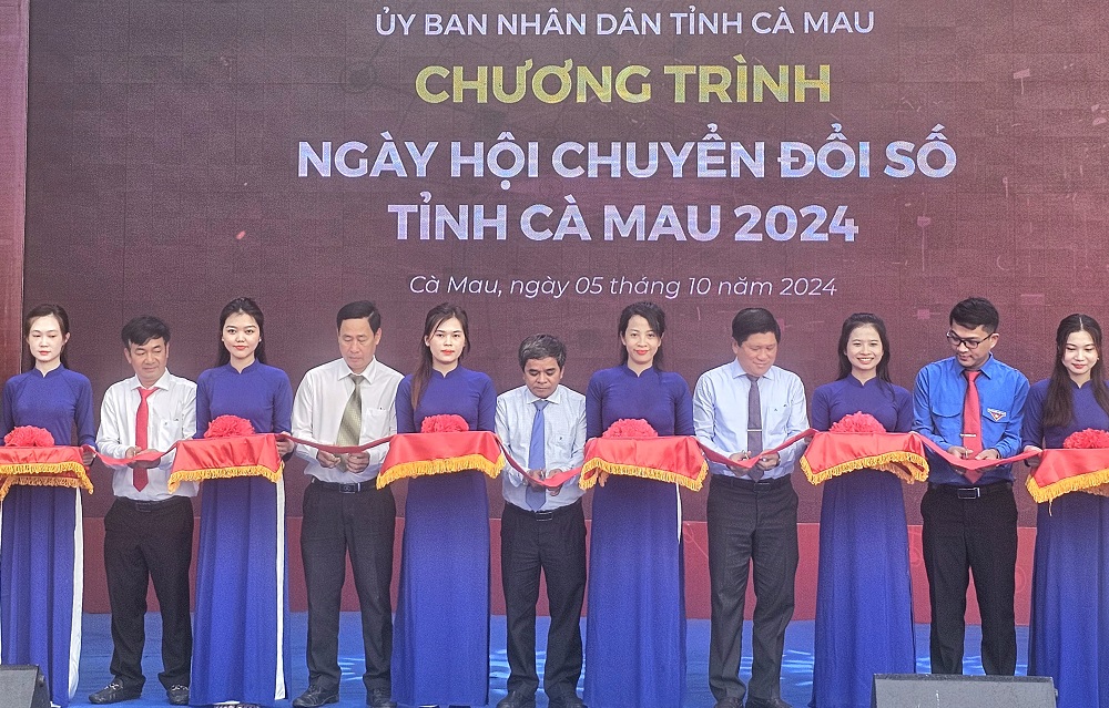 Nghi thức cắt băng khai mạc ngày hội chuyển đổi số tại Cà Mau năm 2024 - Ảnh Phú Hữu