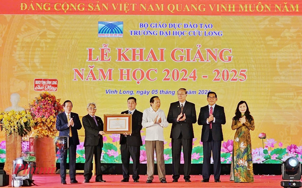 Trường Đại học Cửu Long đón nhận Bằng khen của Thủ tướng Chính phủ - Ảnh: T.L.