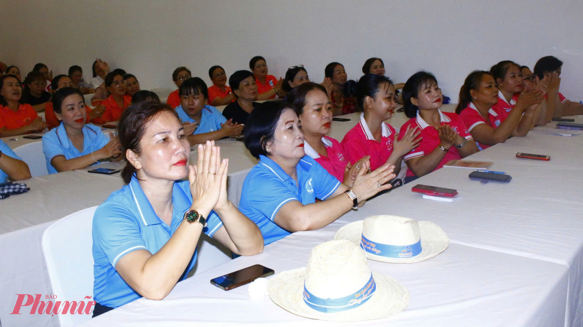 Thành viên CLB Xây dựng gia đình phúc nghe chia sẻ về Hội nghị chuyên đề “Thực trạng và giải pháp nâng cao vai trò của phụ nữ  trong việc xây dựng gia đình hạnh phúc tại Thành phố Hồ Chí Minh”