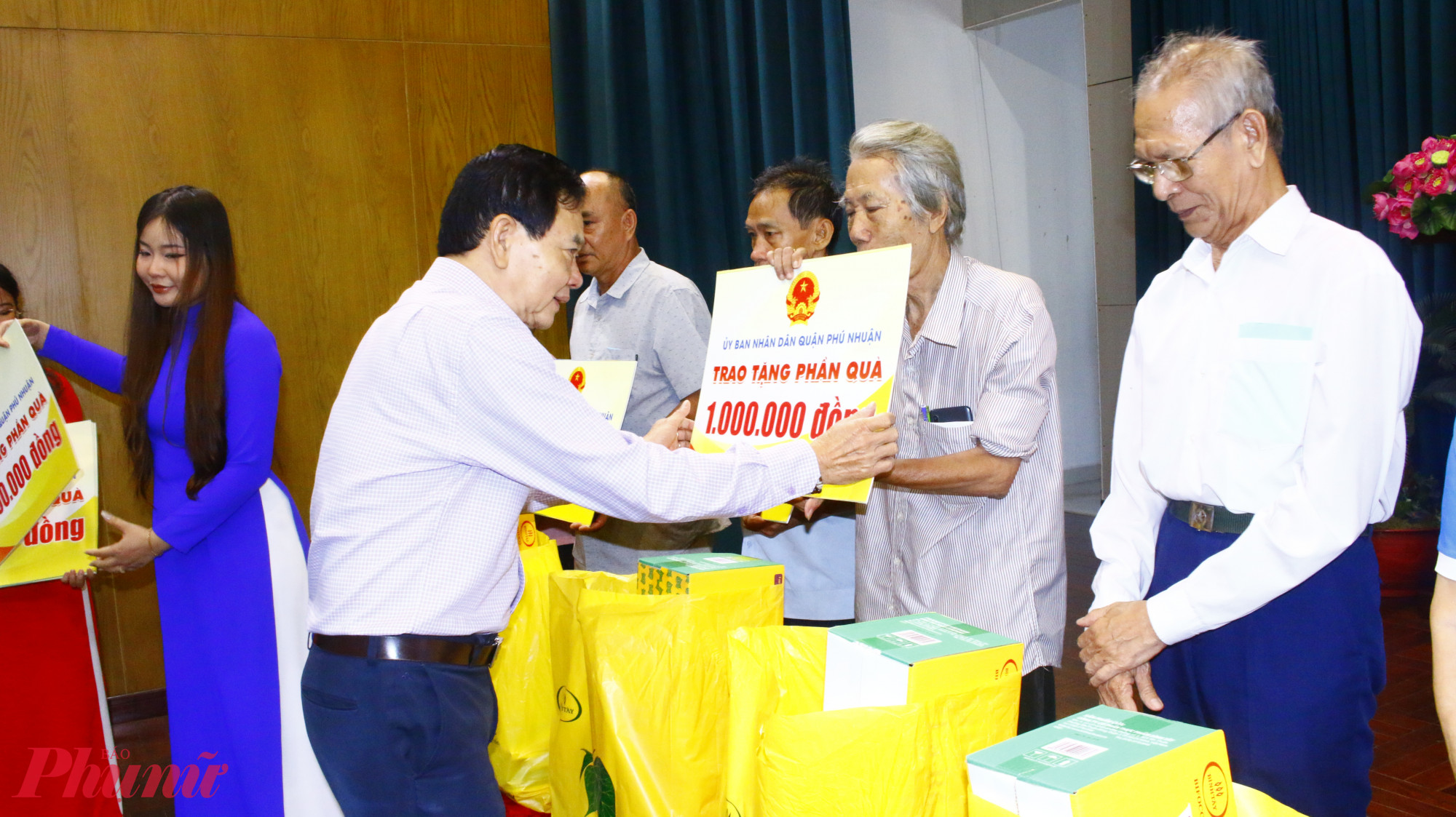 Ông Huỳnh Đăng Linh – Phó bí thư thường trực Quận ủy quận Phú Nhuận trao quà cho các cá nhân có hoàn cảnh khó khăn