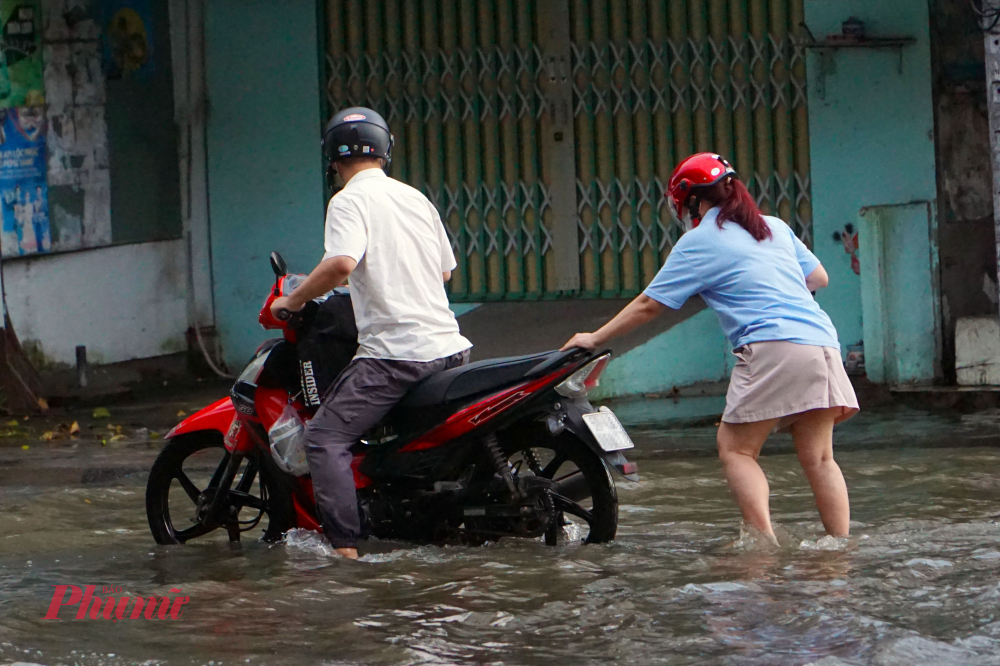 Xe chết máy khiến người dân phải dẫn bộ - Ảnh: Vũ Quyền