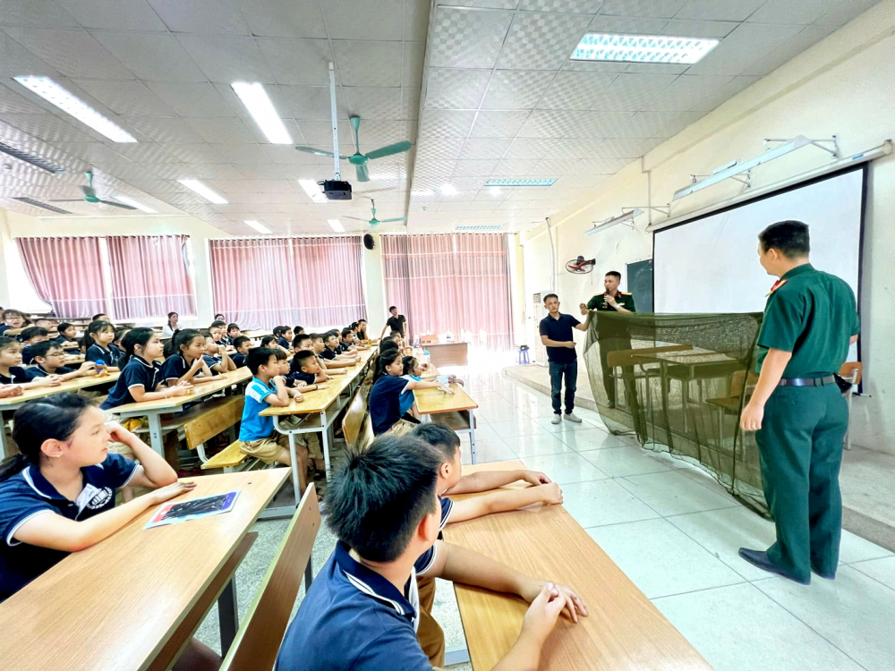 Học sinh Trường liên cấp Thăng Long (TP Hà Nội) được các chiến sĩ quân đội dạy kỹ năng sống - ẢNH: N.T.