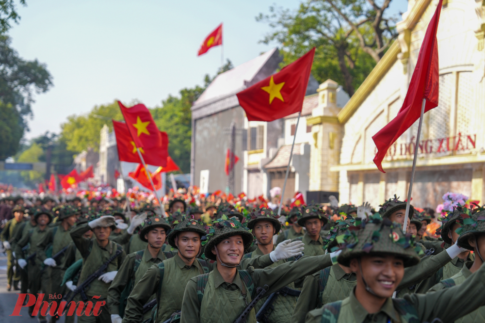 Những hình ảnh hùng tráng tái hiện lại không khí sôi nổi của một mùa thu lịch sử 70 năm về trước khi Việt Nam kết thúc 9 năm trường kỳ kháng chiến chống Pháp, hoàn toàn giải phóng miền Bắc.