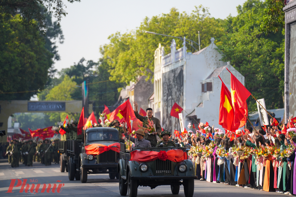 Nhân dịp kỷ niệm 70 năm Ngày Giải phóng Thủ đô (10/10/1954 – 10/10/2024) và 25 năm Hà Nội được UNESCO trao danh hiệu “Thành phố vì hòa bình” (16/7/1999 – 16/7/2024), sáng 6/10, UBND TP Hà Nội tổ chức chương trình “Ngày hội Văn hóa vì hòa bình” tại khu vực hồ Hoàn Kiếm.