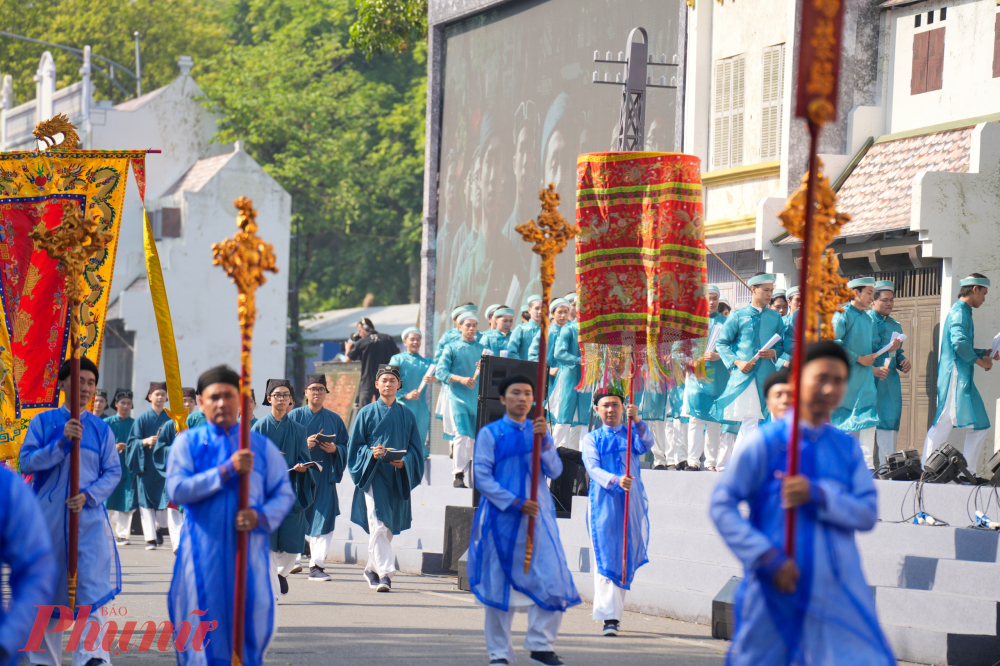 Phần diễu hành giới thiệu các lễ hội, các di sản văn hoá vật thể, phi vật thể của Hà Nội ngàn năm văn hiến.