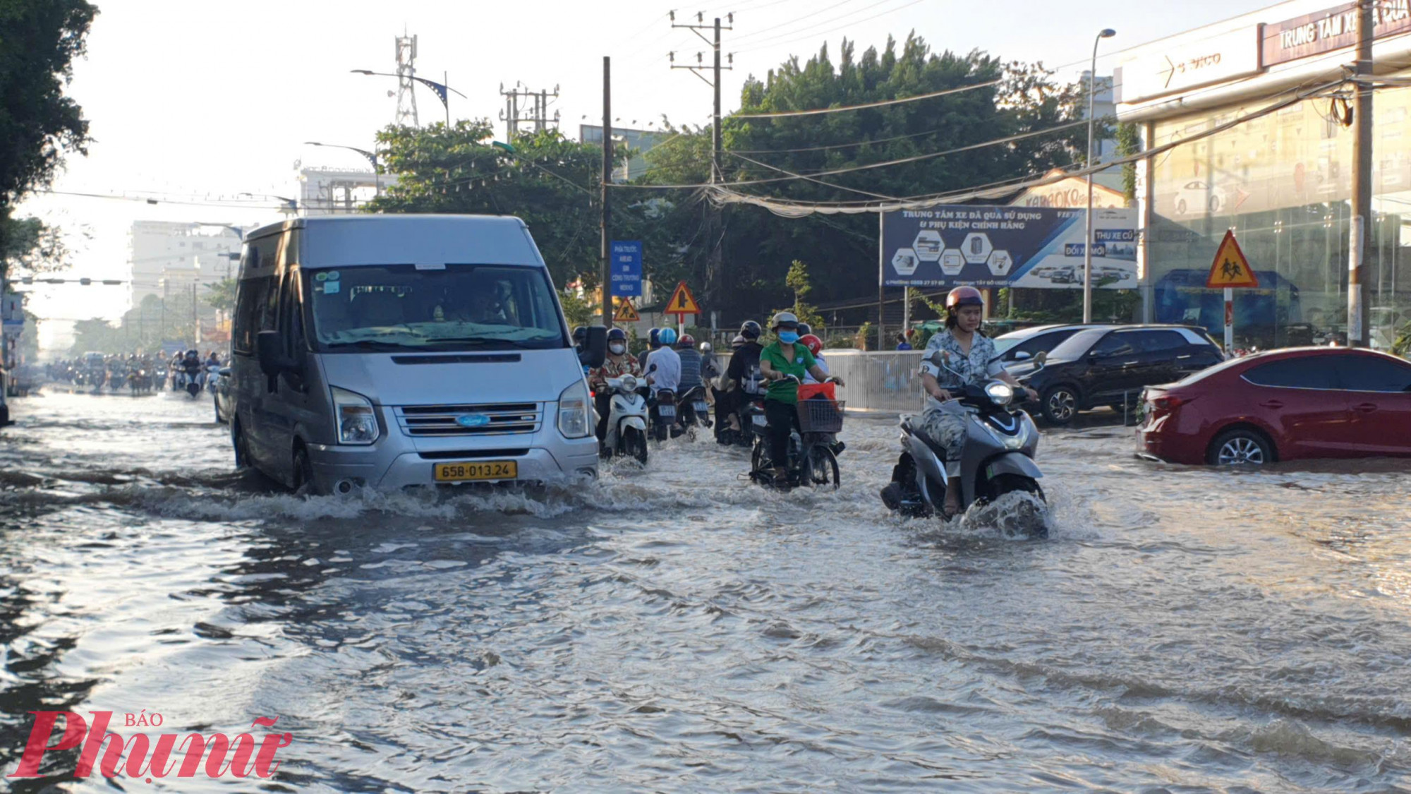 Triều cường lên cao gây ngập đường Cách Mạng Tháng Tám (TP Cần Thơ) khiến việc đi lại khó khăn