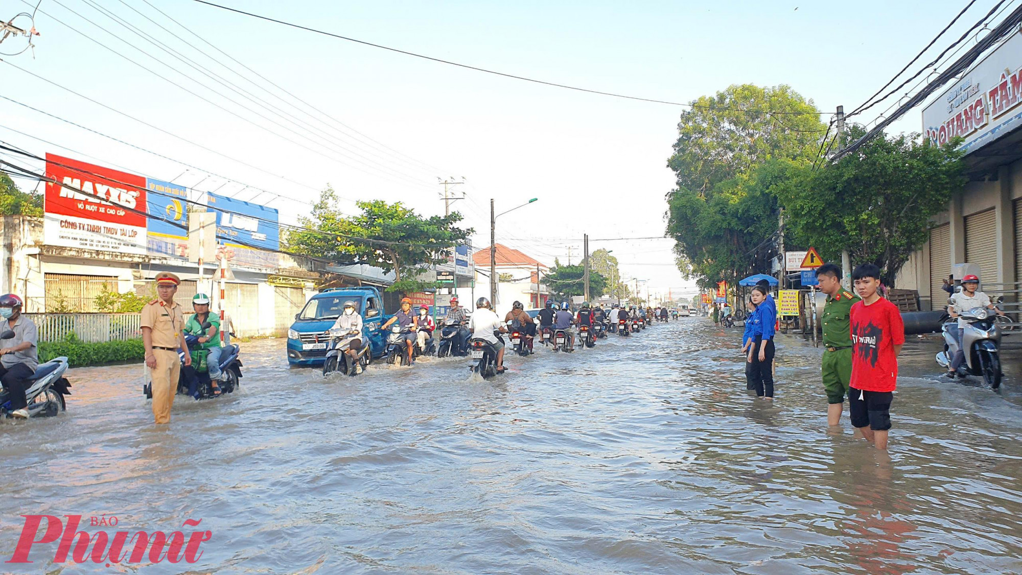 Lực lượng chức năng Cần Thơ ứng trực các con đường bị ngập để hỗ trợ người dân đi lại