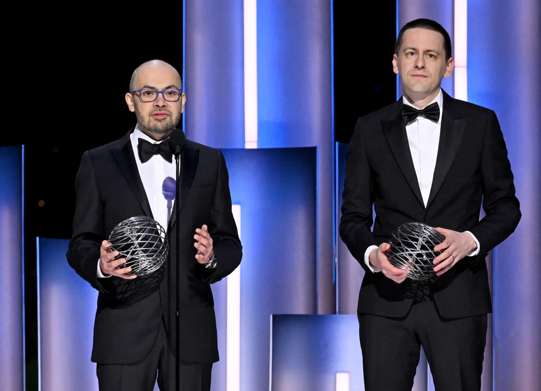 Demis Hassabis (trái) và John Jumper nhận giải thưởng trong lễ trao giải Breakthrough Prize lần thứ 10 tại Los Angeles vào tháng 4. Lester Cohen/Getty Images cho Breakthrough Prize