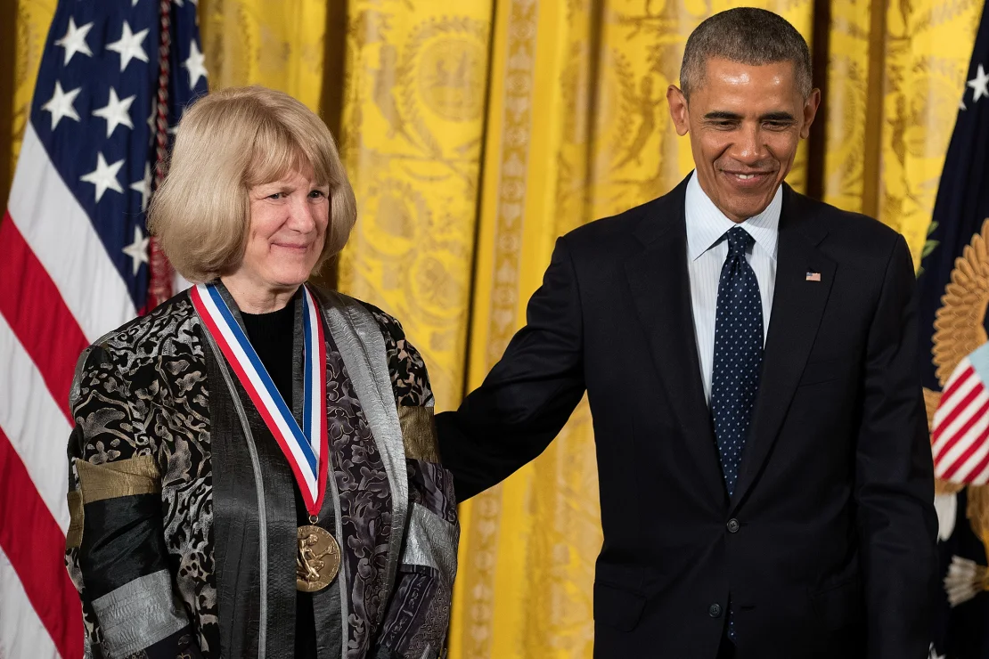 bà Mary-Claire King từ Trường Y khoa Đại học Washington xuất hiện cùng Tổng thống Barack Obama sau khi nhận Huân chương Khoa học Quốc gia trong một buổi lễ tại Nhà Trắng vào tháng 5/2016 - Ảnh: Drew Angerer/ Getty Images/ File