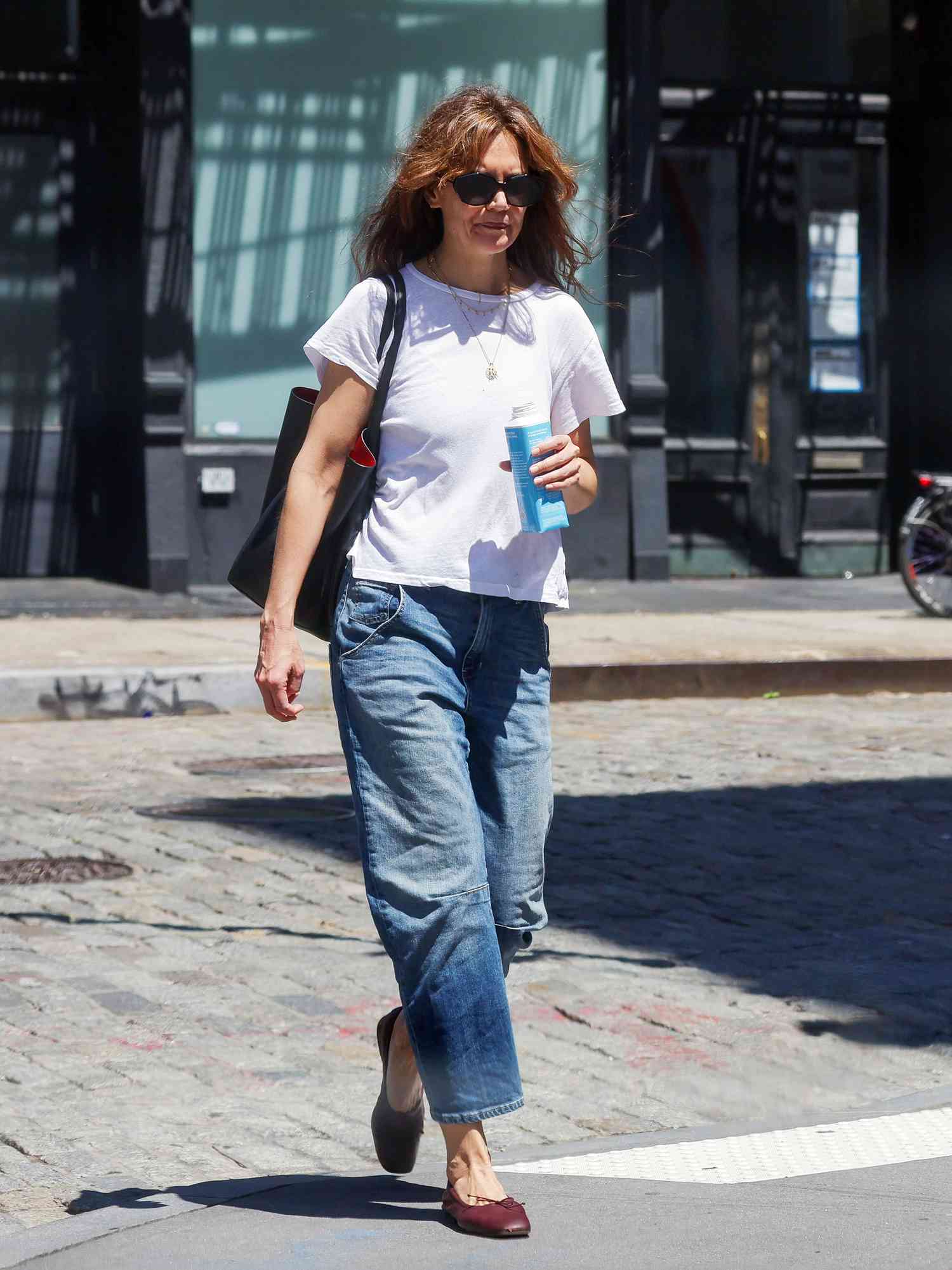 Trong tủ đồ của Katie Holmes, quần jeans như một thiết kế không thể thiếu. Cô diện jeans rất nhiều. Trong các danh sách sao mặc jeans đẹp vào các mùa trong năm đa 