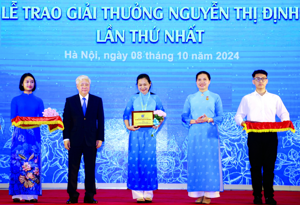 Bà Lâm Thị Ngọc Hoa (thứ ba từ trái qua) - Phó chủ tịch thường trực Hội LHPN TPHCM - là 1 trong 30 cán bộ hội nhận giải thưởng Nguyễn Thị Định lần thứ nhất - ẢNH: M.TRANG