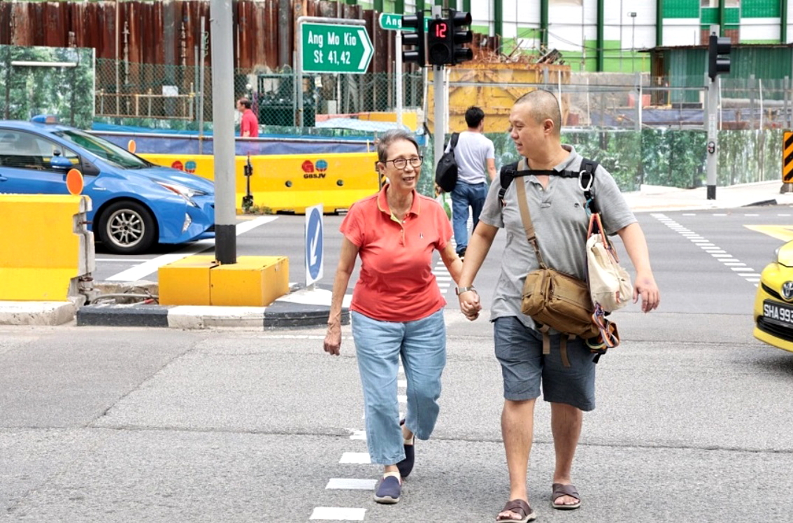 Anh Poh và người mẹ đau yếu của mình - ẢNH: HESTER TAN (Straits Times)