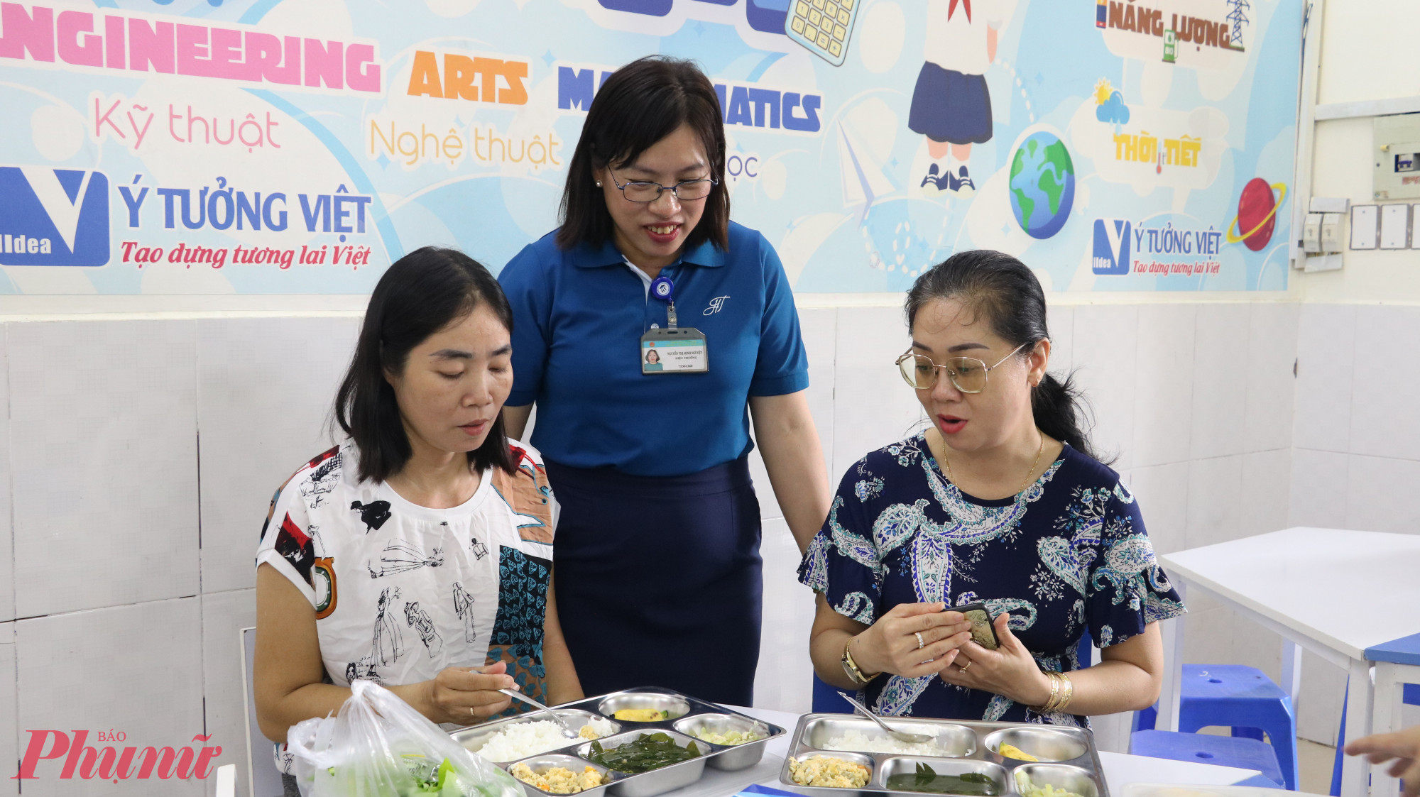 Bà Nguyễn Thị Minh Nguyệt (đứng giữa) trao đổi, lắng nghe ý kiến đóng góp từ phụ huynh về chất lượng bữa ăn.