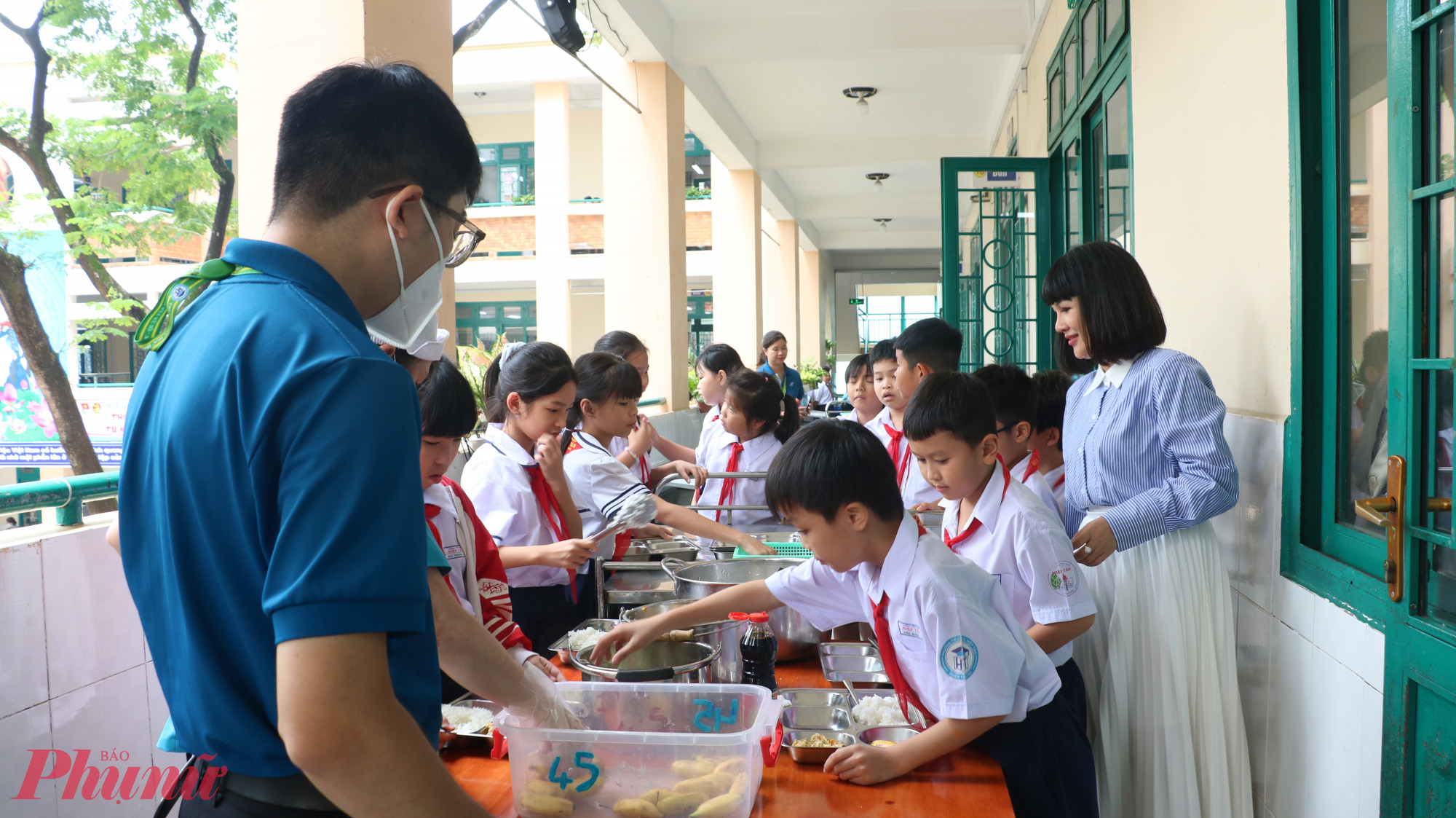 Phụ ăn quan sát quy trình ăn bán trú của học sinh ngay tại lớp học.